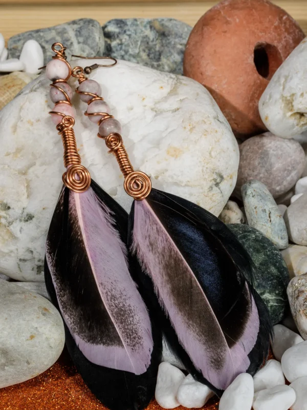 2025-moles-VBP_5842 Orecchini in rame e piume con cristalli