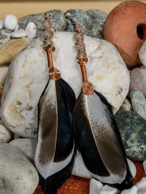 2025-moles-VBP_5845 Orecchini in rame e piume con cristalli