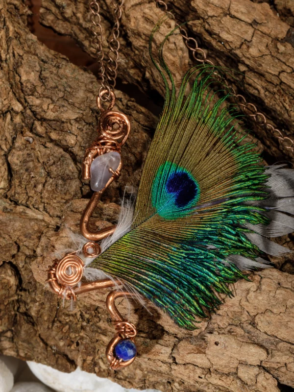 2025-moles-VBP_5888 Collana in Rame con Piume di Pavone e Pietre Preziose