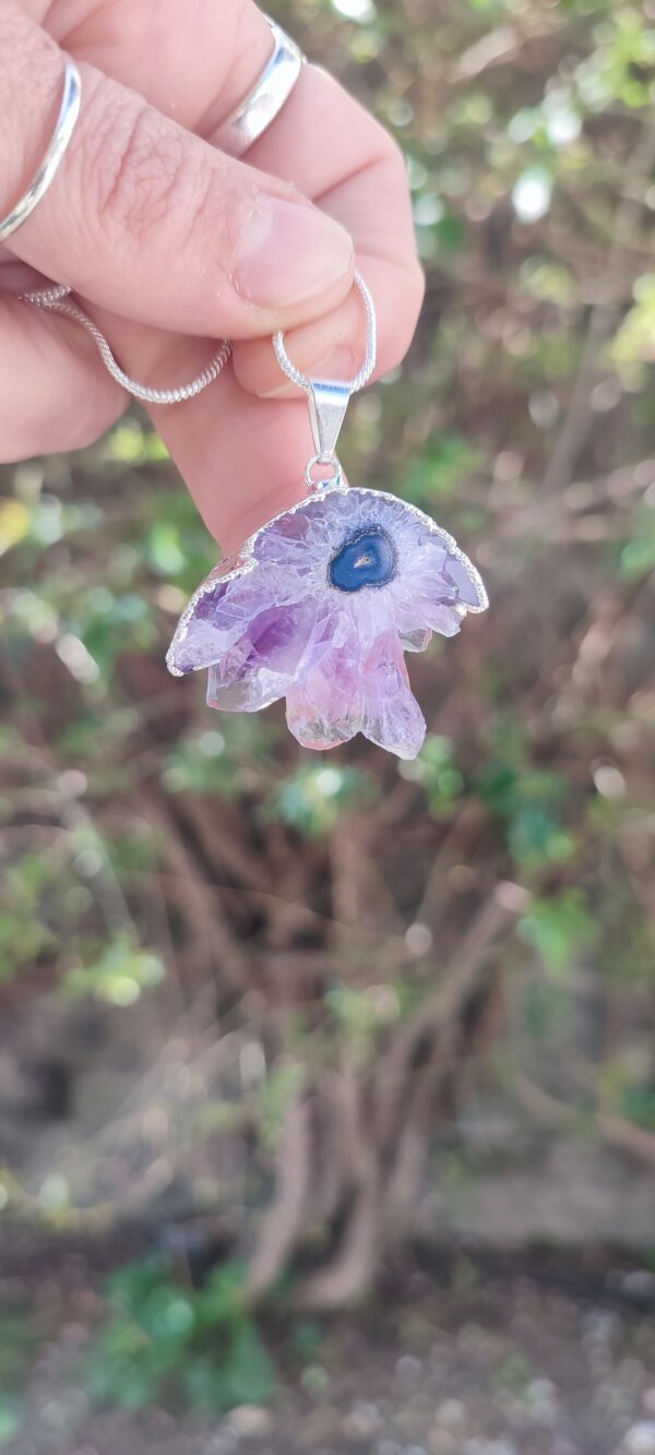 1000979720 Collana con ciondolo di stalattite di ametista