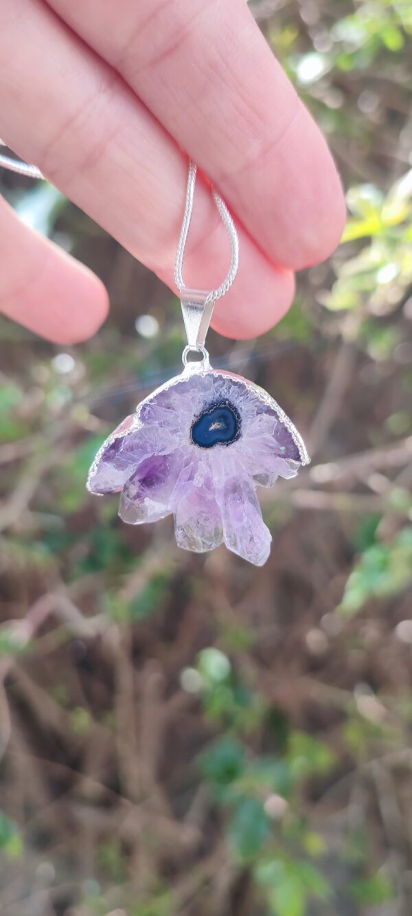 1000979723 Collana con ciondolo di stalattite di ametista